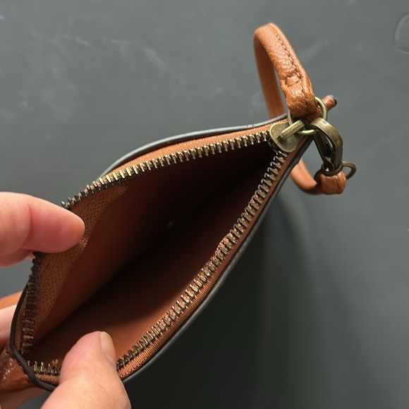 DARCY MARKS LONDON 💯 leather wristlet purse adjustable strap as new condition - Picture 4 of 4